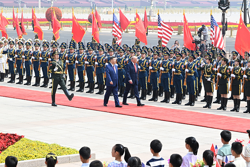 5月14日上午，国家主席习近平在北京人民大会堂同来华进行国事访问的美国总统特朗普举行会谈。会谈前，习近平在人民大会堂东门外广场为特朗普举行欢迎仪式。图片来源：新华网