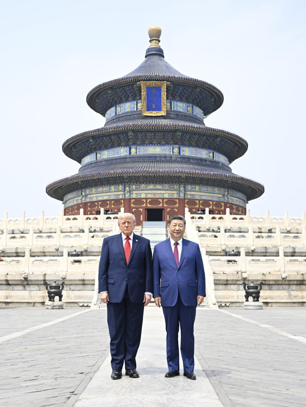 5月14日，国家主席习近平同来华进行国事访问的美国总统特朗普参观天坛。两国元首在祈年殿广场合影。图片来源：新华网