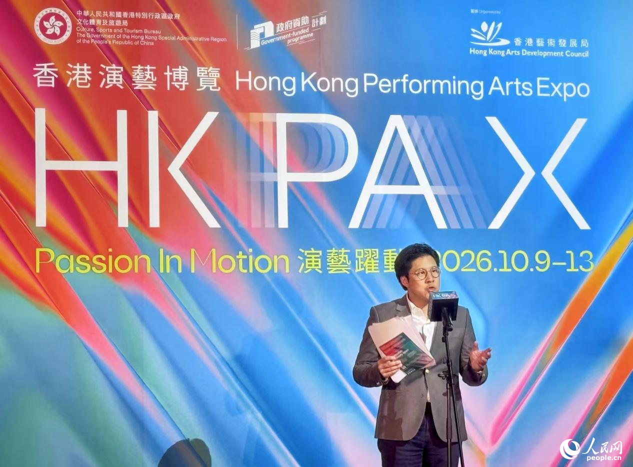 香港艺术发展局主席霍启刚发言。 