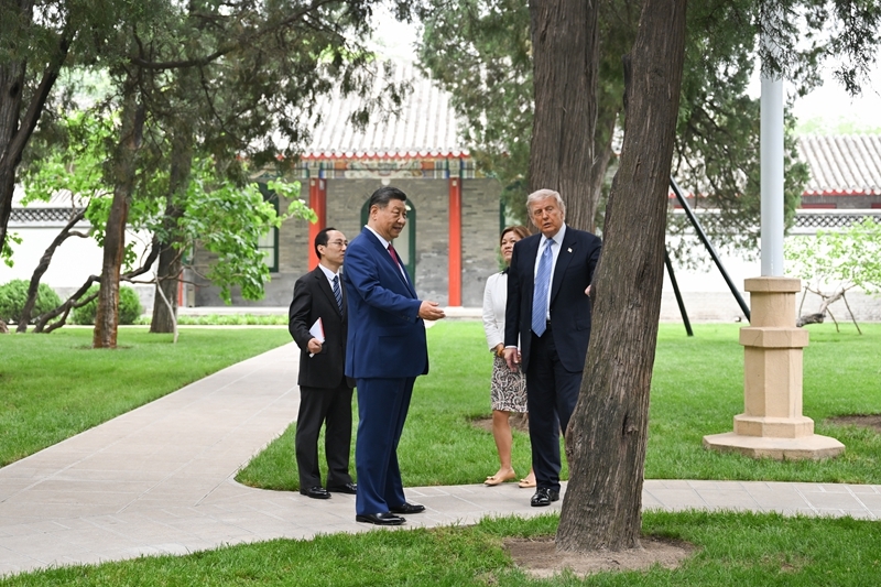 5月15日上午，国家主席习近平在中南海同美国总统特朗普举行小范围会晤。这是特朗普抵达时，习近平热情迎接。图片来源：新华网