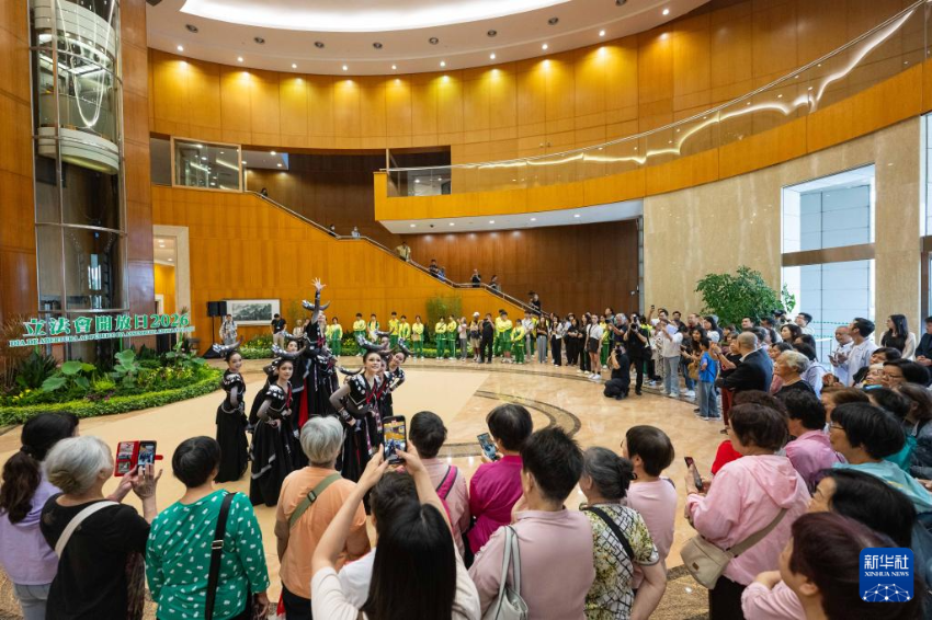 5月17日,澳门学生在立法会大堂表演舞蹈。 5月17日,澳门学生在立法会大堂表演舞蹈。