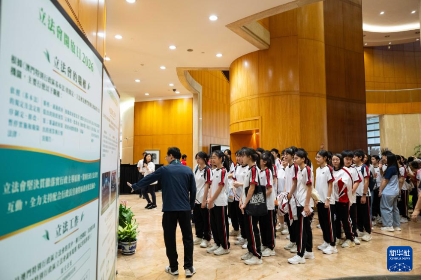 5月17日,澳门学生观看宣传展板。 5月17日,澳门学生观看宣传展板。
