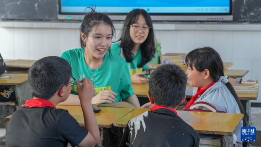 香港理工大学学生在麻栗坡县大坪小学与当地学生交流(5月12日摄)。 香港理工大学学生在麻栗坡县大坪小学与当地学生交流(5月12日摄)。