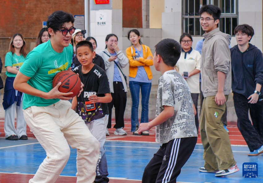 香港理工大学学生与麻栗坡县大坪小学学生开展课间互动游戏(5月12日摄)。 香港理工大学学生与麻栗坡县大坪小学学生开展课间互动游戏(5月12日摄)。