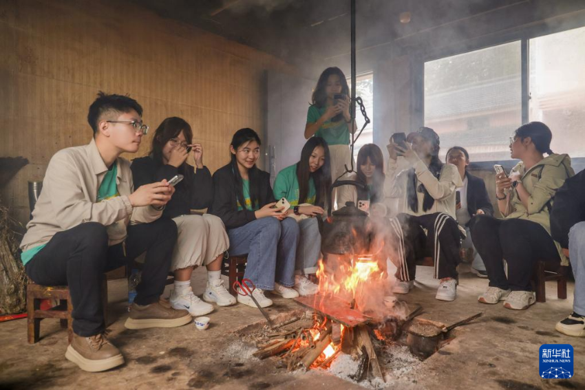 香港理工大学学生在麻栗坡县石家湾村调研(5月12日摄)。 香港理工大学学生在麻栗坡县石家湾村调研(5月12日摄)。