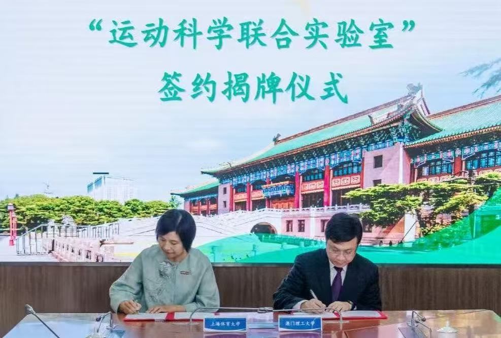 图为严肇基(右)与毛丽娟共同签署合作协议。 图为严肇基(右)与毛丽娟共同签署合作协议。