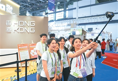 今年4月,参与中国国际消费品博览会志愿服务工作的香港青少年在香港时尚馆前合影。 今年4月,参与中国国际消费品博览会志愿服务工作的香港青少年在香港时尚馆前合影。