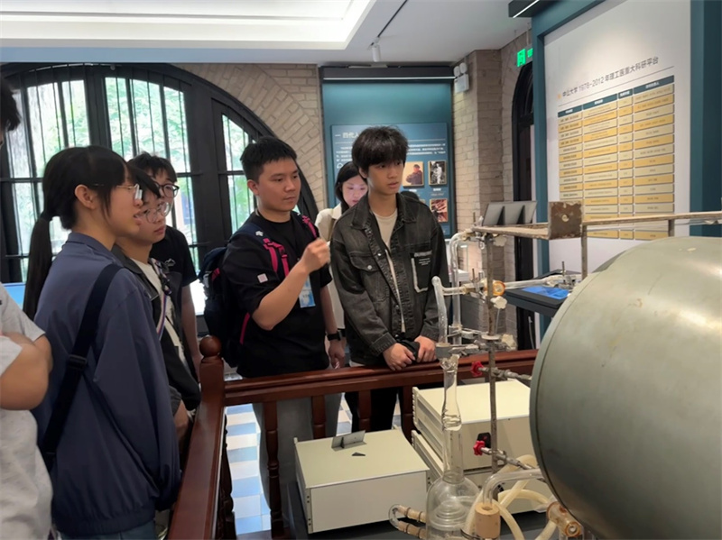 图为澳门同学们参观内地高校教学设施。 图为澳门同学们参观内地高校教学设施。