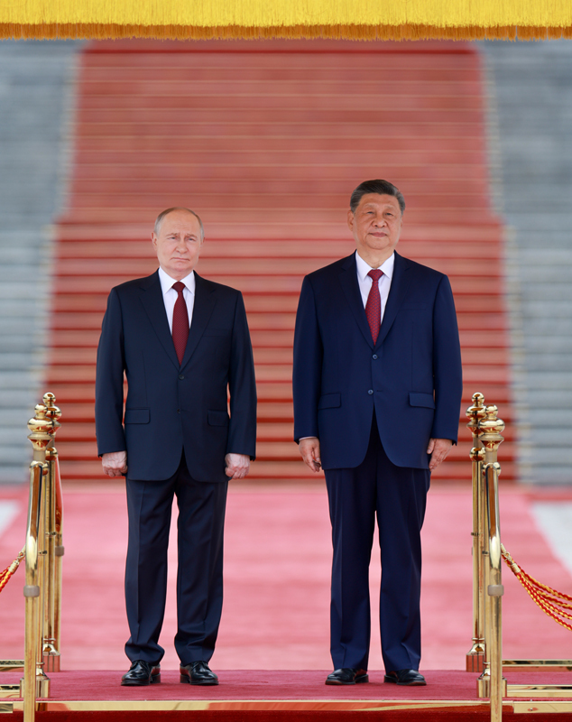 5月20日上午,国家主席习近平在北京人民大会堂同来华进行国事访问的俄罗斯总统普京举行会谈。会谈前,习近平在人民大会堂东门外广场为普京举行欢迎仪式。图片来源:新华网 5月20日上午,国家主席习近平在北京人民大会堂同来华进行国事访问的俄罗斯总统普京举行会谈。会谈前,习近平在人民大会堂东门外广场为普京举行欢迎仪式。图片来源:新华网