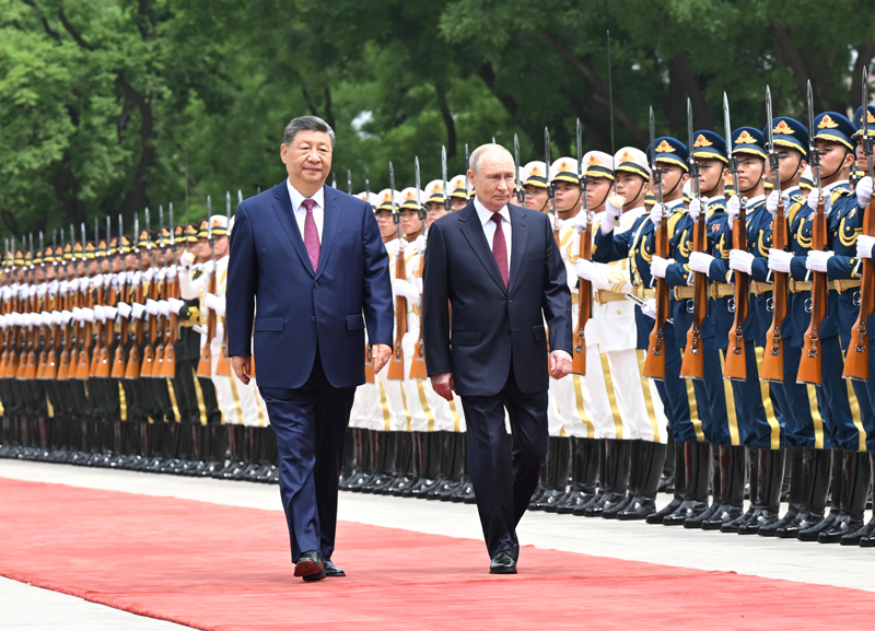 5月20日上午,国家主席习近平在北京人民大会堂同来华进行国事访问的俄罗斯总统普京举行会谈。会谈前,习近平在人民大会堂东门外广场为普京举行欢迎仪式。图片来源:新华网 5月20日上午,国家主席习近平在北京人民大会堂同来华进行国事访问的俄罗斯总统普京举行会谈。会谈前,习近平在人民大会堂东门外广场为普京举行欢迎仪式。图片来源:新华网