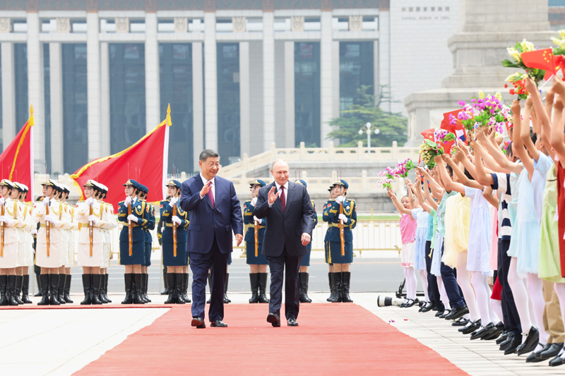 5月20日上午,国家主席习近平在北京人民大会堂同来华进行国事访问的俄罗斯总统普京举行会谈。会谈前,习近平在人民大会堂东门外广场为普京举行欢迎仪式。图片来源:新华网 5月20日上午,国家主席习近平在北京人民大会堂同来华进行国事访问的俄罗斯总统普京举行会谈。会谈前,习近平在人民大会堂东门外广场为普京举行欢迎仪式。图片来源:新华网