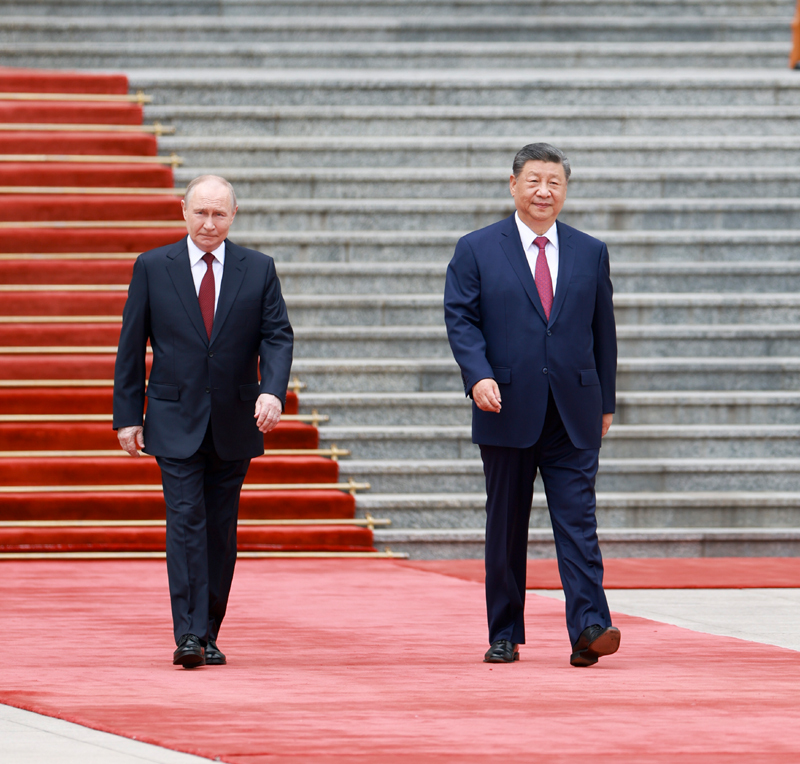 5月20日上午,国家主席习近平在北京人民大会堂同来华进行国事访问的俄罗斯总统普京举行会谈。会谈前,习近平在人民大会堂东门外广场为普京举行欢迎仪式。图片来源:新华网 5月20日上午,国家主席习近平在北京人民大会堂同来华进行国事访问的俄罗斯总统普京举行会谈。会谈前,习近平在人民大会堂东门外广场为普京举行欢迎仪式。图片来源:新华网