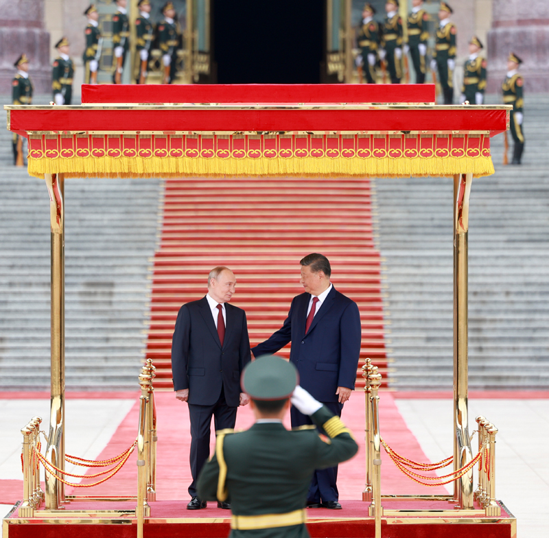 5月20日上午,国家主席习近平在北京人民大会堂同来华进行国事访问的俄罗斯总统普京举行会谈。会谈前,习近平在人民大会堂东门外广场为普京举行欢迎仪式。图片来源:新华网 5月20日上午,国家主席习近平在北京人民大会堂同来华进行国事访问的俄罗斯总统普京举行会谈。会谈前,习近平在人民大会堂东门外广场为普京举行欢迎仪式。图片来源:新华网