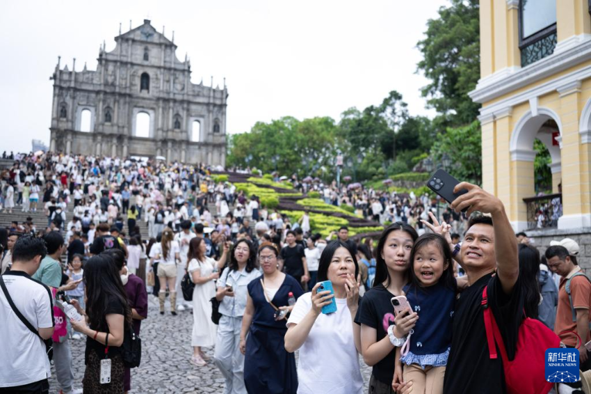 5月2日，游客在澳门大三巴牌坊前游览。