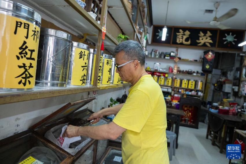 5月11日，澳门老字号英记茶庄传承人卢石麟在店里整理茶品。