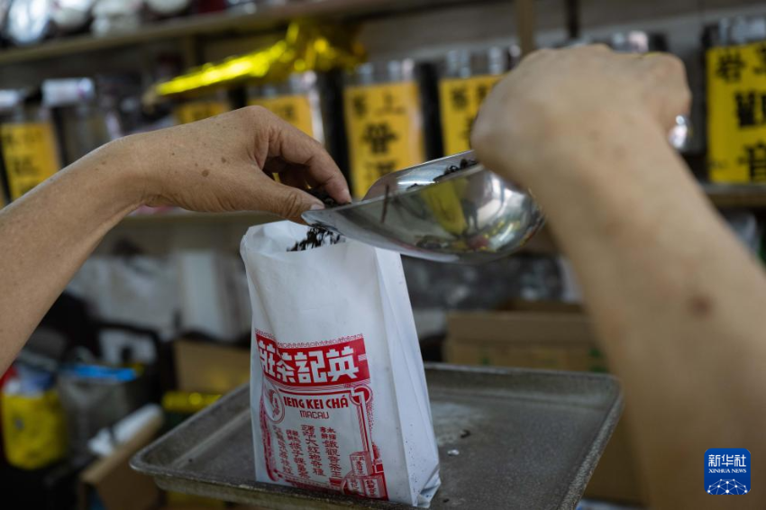 5月11日，澳门老字号英记茶庄传承人卢石麟在店里整理茶品。