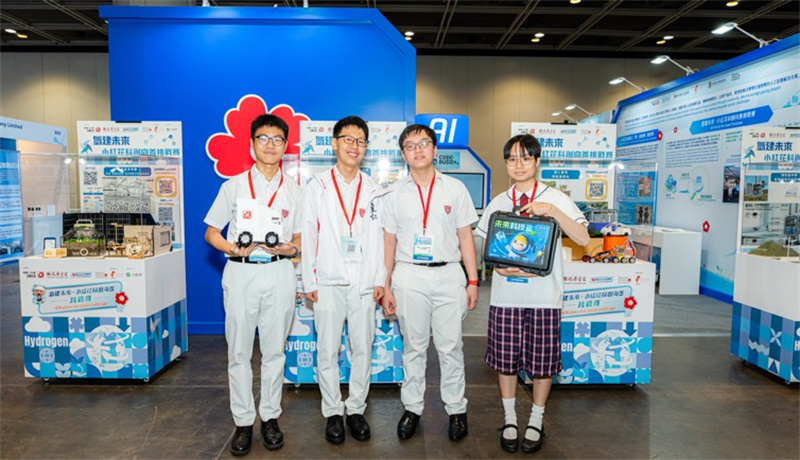 青年代表展示“未来科技盒”和氢能AI编程小车。 青年代表展示“未来科技盒”和氢能AI编程小车。