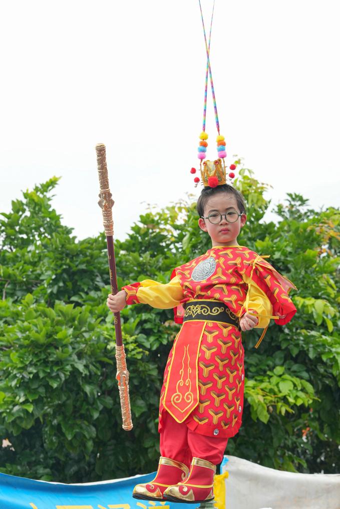 5月24日在香港长洲岛拍摄的长洲太平清醮“飘色会景巡游”。