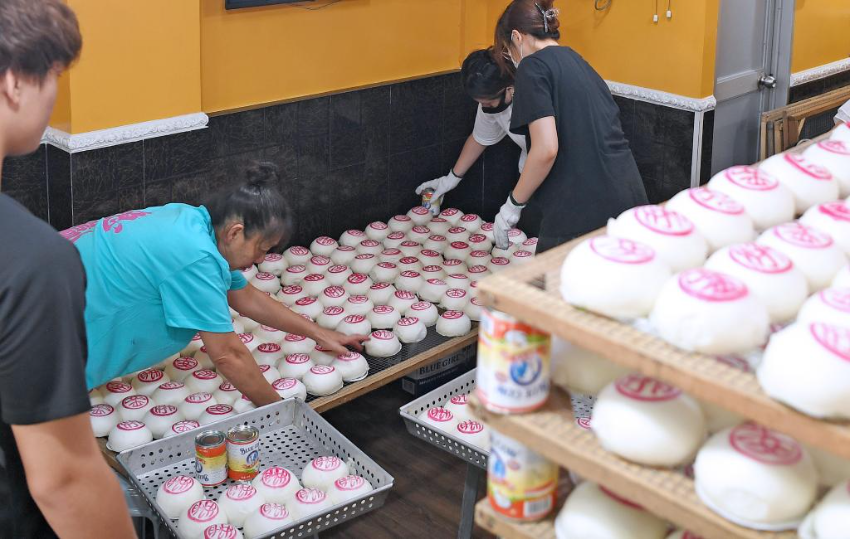 5月18日，香港长洲一家饼店为即将到来的太平清醮活动准备平安包。
