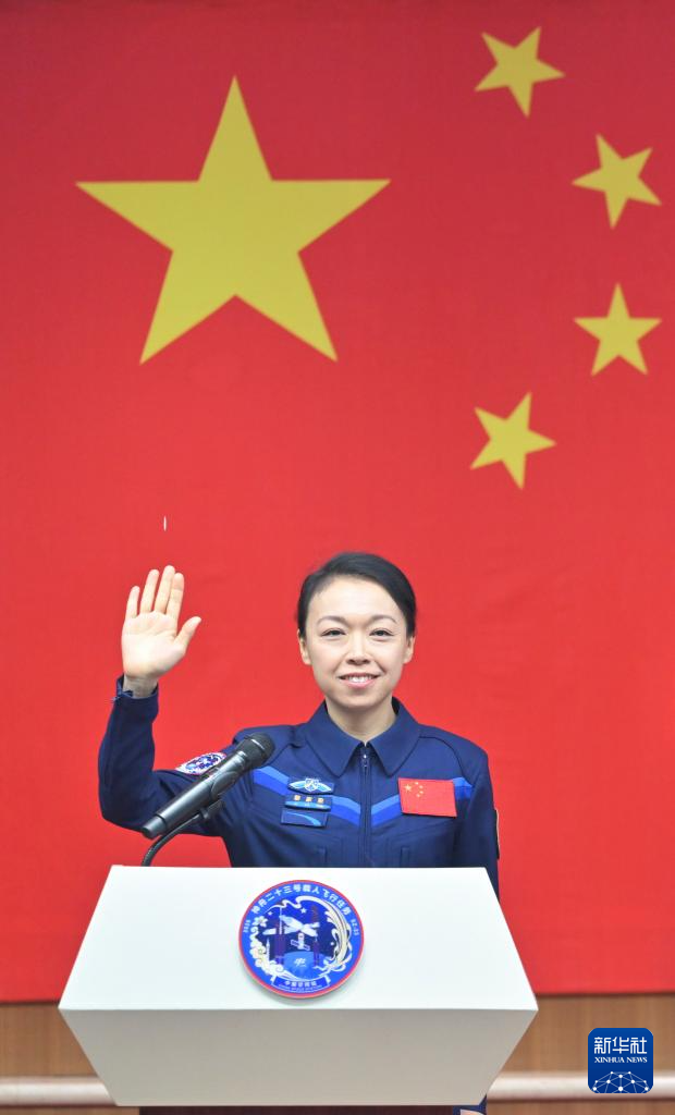 5月23日,神舟二十三号航天员朱杨柱、张志远、黎家盈在酒泉卫星发射中心问天阁与媒体记者集体见面。这是航天员黎家盈与媒体记者见面。 5月23日,神舟二十三号航天员朱杨柱、张志远、黎家盈在酒泉卫星发射中心问天阁与媒体记者集体见面。这是航天员黎家盈与媒体记者见面。