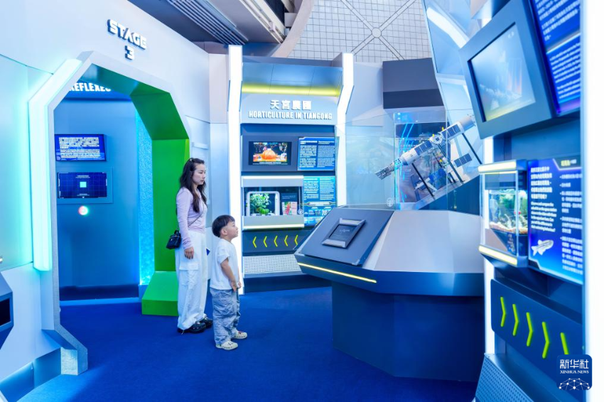 5月21日,人们在香港太空馆参观专题展览。 5月21日,人们在香港太空馆参观专题展览。