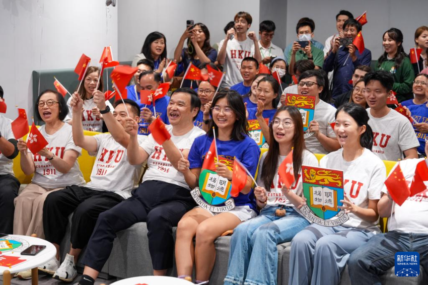 5月24日，香港大学师生庆祝神舟二十三号载人飞船发射取得圆满成功。