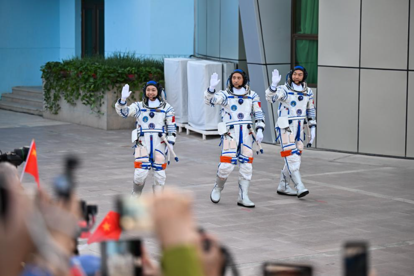 5月24日，神舟二十三号航天员乘组出征仪式在酒泉卫星发射中心问天阁圆梦园广场举行。这是航天员朱杨柱（中）、张志远（右）、黎家盈在出征仪式上。