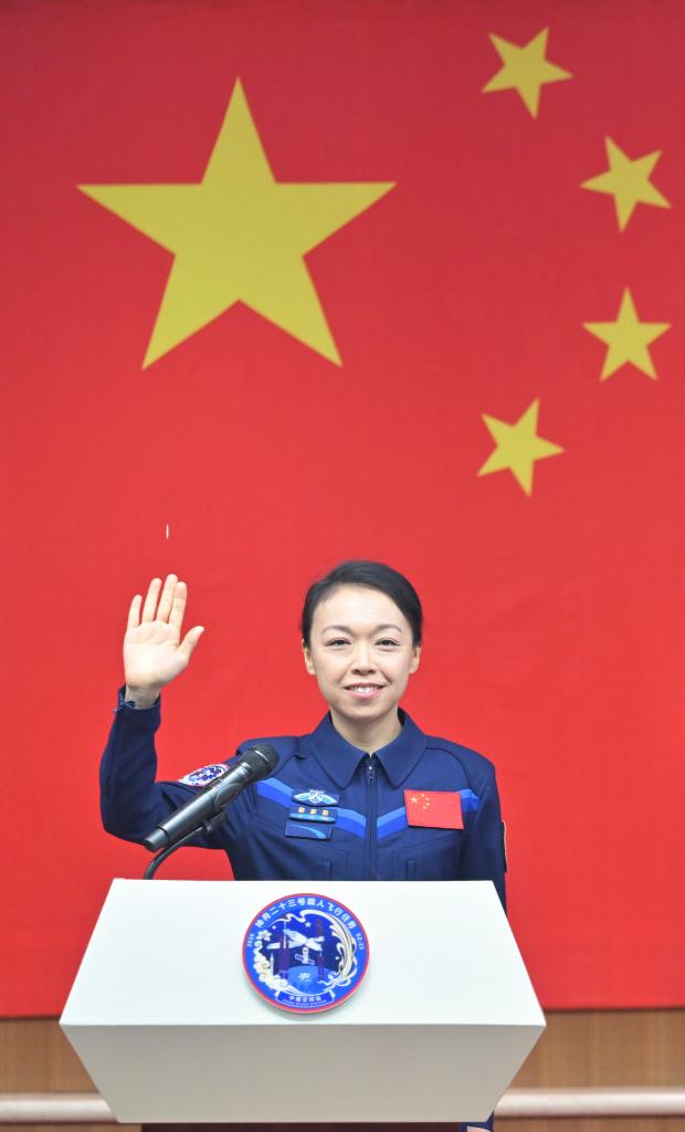 这是航天员黎家盈与媒体记者见面。