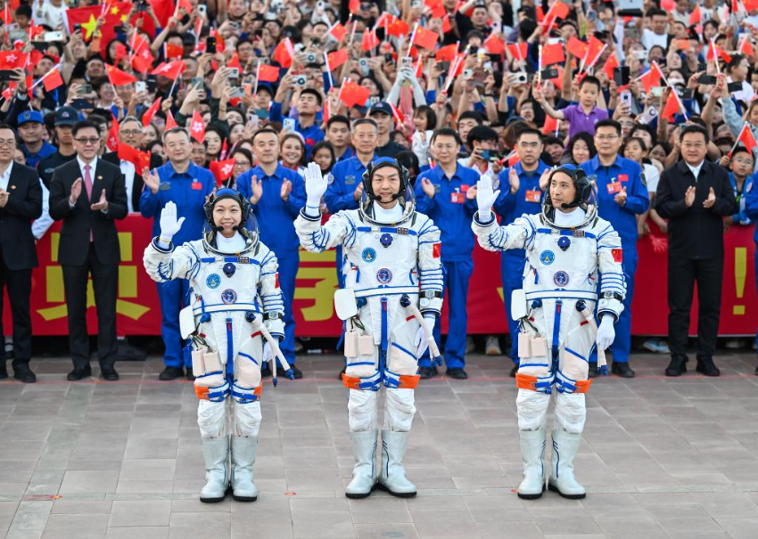 5月24日，神舟二十三号航天员乘组出征仪式在酒泉卫星发射中心问天阁圆梦园广场举行。这是航天员朱杨柱（右）、张志远（中）、黎家盈在出征仪式上。