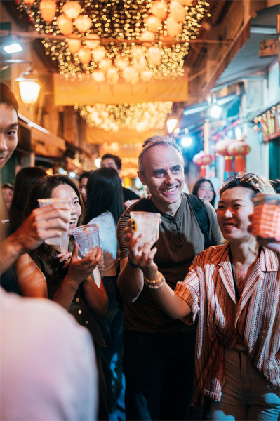 图为“主题调酒”活动深受游人欢迎。