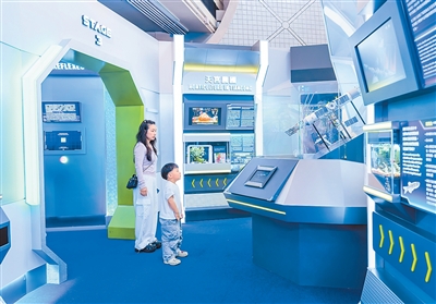 香港市民在香港太空馆参观专题展览。