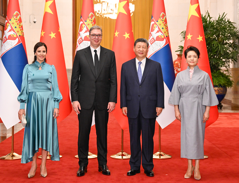 5月25日下午,国家主席习近平在北京人民大会堂同来华进行国事访问的塞尔维亚总统武契奇举行会谈。这是会谈前,习近平和夫人彭丽媛同武契奇和夫人塔玛拉合影。图片来源:新华网 5月25日下午,国家主席习近平在北京人民大会堂同来华进行国事访问的塞尔维亚总统武契奇举行会谈。这是会谈前,习近平和夫人彭丽媛同武契奇和夫人塔玛拉合影。图片来源:新华网