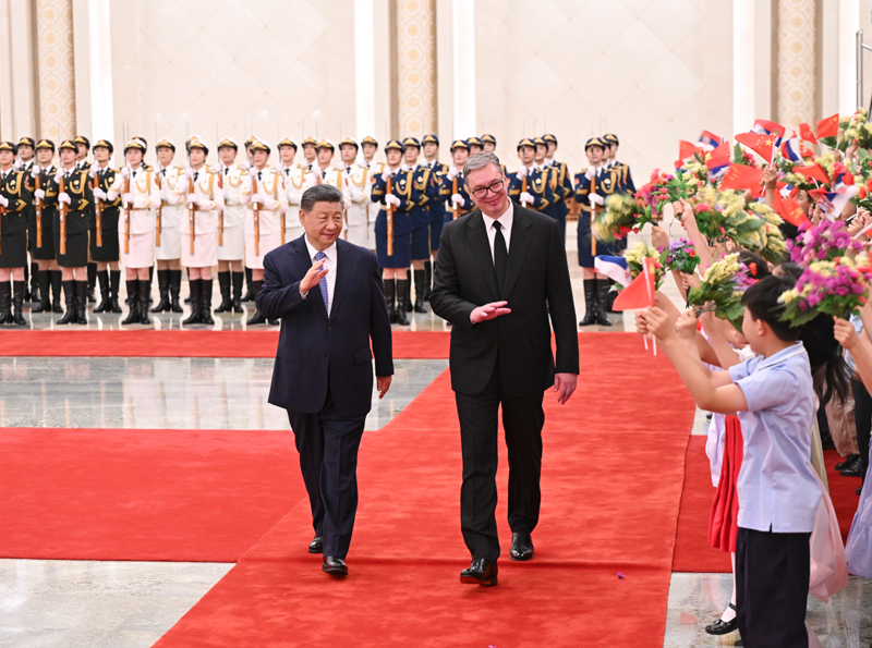 5月25日下午,国家主席习近平在北京人民大会堂同来华进行国事访问的塞尔维亚总统武契奇举行会谈。这是会谈前,习近平在人民大会堂北大厅为武契奇举行欢迎仪式。图片来源:新华网 5月25日下午,国家主席习近平在北京人民大会堂同来华进行国事访问的塞尔维亚总统武契奇举行会谈。这是会谈前,习近平在人民大会堂北大厅为武契奇举行欢迎仪式。图片来源:新华网