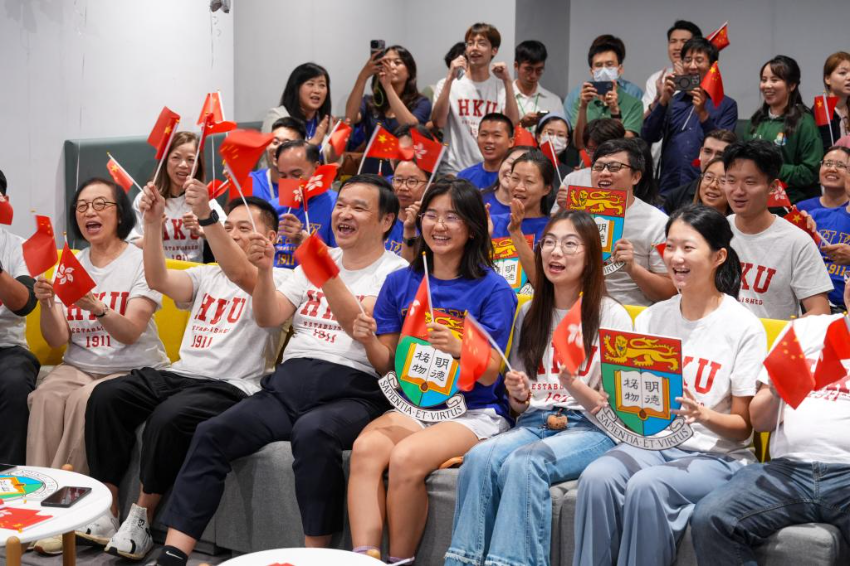 5月24日,香港大学师生庆祝神舟二十三号载人飞船发射取得圆满成功。 5月24日,香港大学师生庆祝神舟二十三号载人飞船发射取得圆满成功。