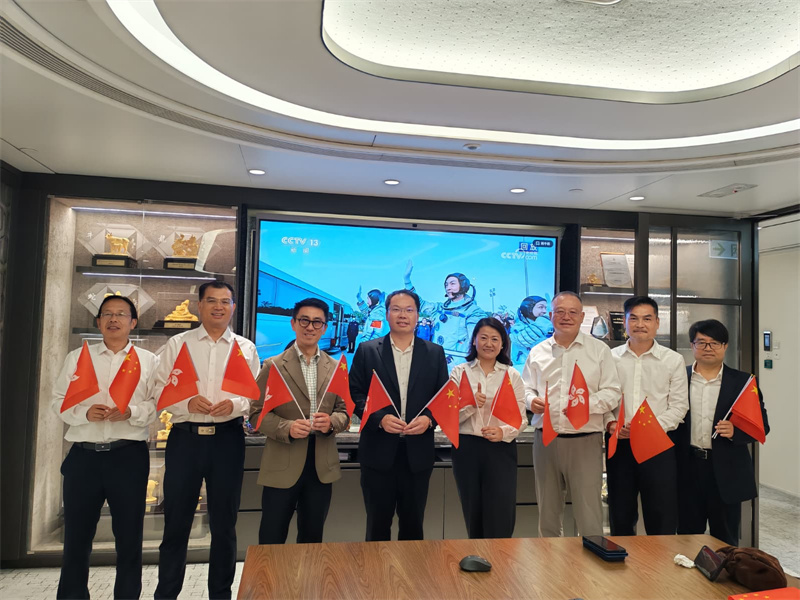 香港甘肃联谊会组织观看直播。 香港甘肃联谊会组织观看直播。