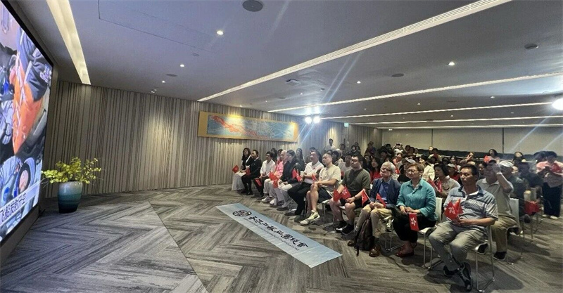 香港江苏社团总会组织观看直播。 香港江苏社团总会组织观看直播。