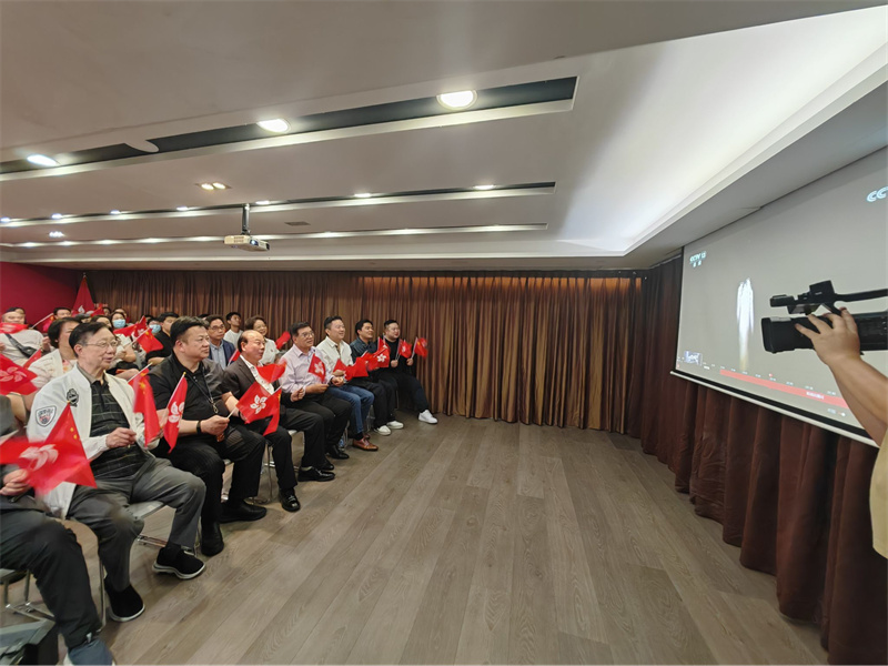 香港广东社团总会组织观看直播。 香港广东社团总会组织观看直播。