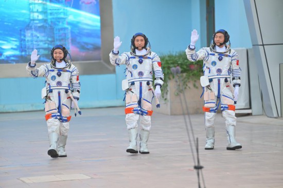 5月24日,神舟二十三号航天员乘组出征仪式在酒泉卫星发射中心问天阁圆梦园广场举行。这是航天员朱杨柱(中)、张志远(右)、黎家盈在出征仪式上。 5月24日,神舟二十三号航天员乘组出征仪式在酒泉卫星发射中心问天阁圆梦园广场举行。这是航天员朱杨柱(中)、张志远(右)、黎家盈在出征仪式上。