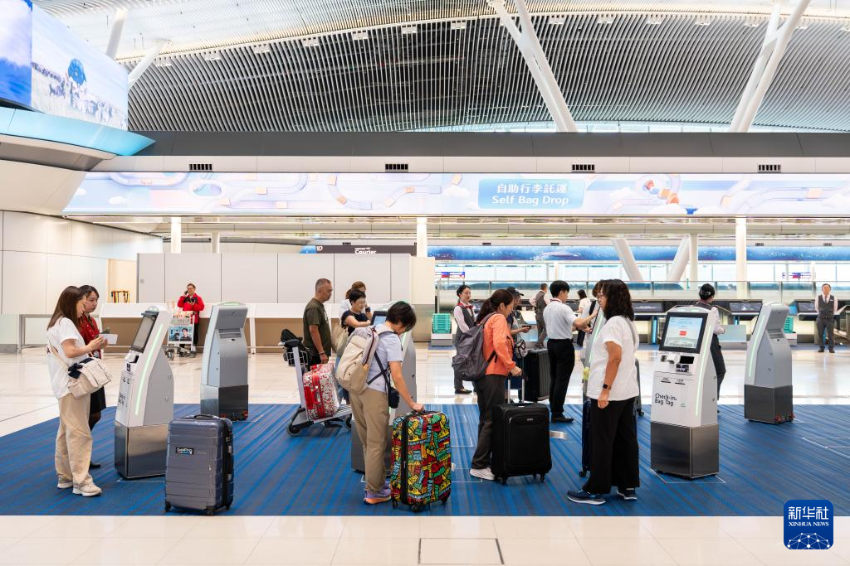5月27日，旅客在香港国际机场二号客运大楼离境大堂办理手续。