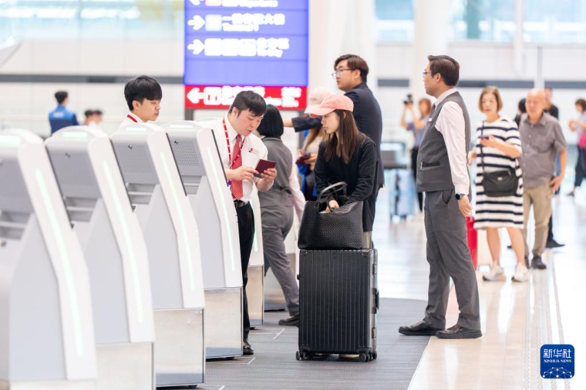 5月27日，旅客在香港国际机场二号客运大楼离境大堂办理手续。