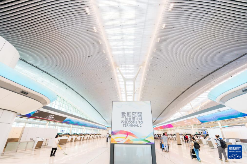 5月27日，旅客抵达香港国际机场二号客运大楼离境大堂。