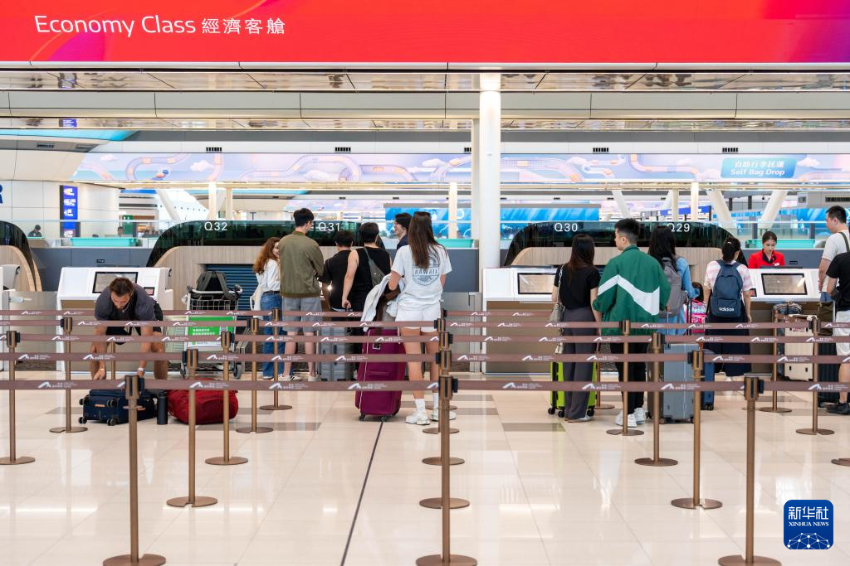 5月27日，旅客在香港国际机场二号客运大楼离境大堂办理手续。