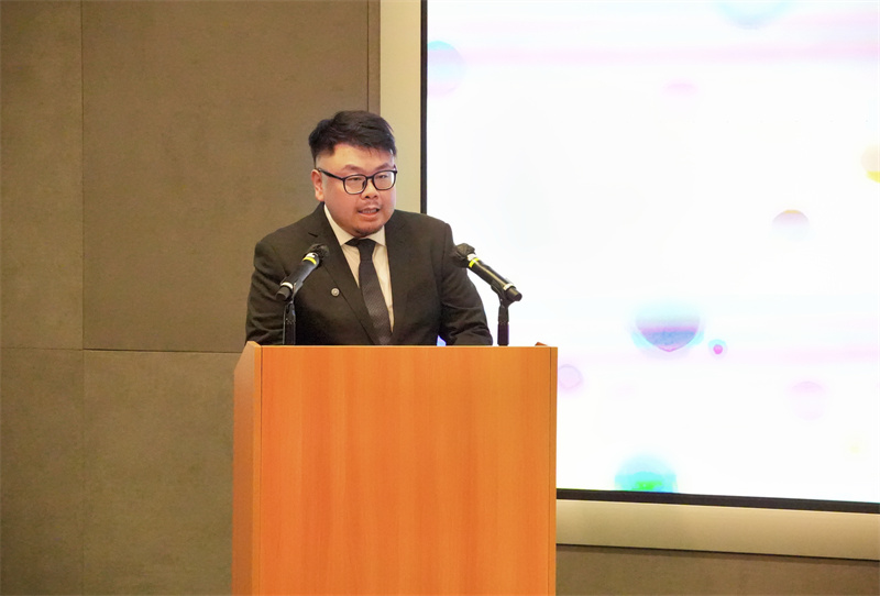 强脑科技创始人兼首席执行官韩璧丞致辞。