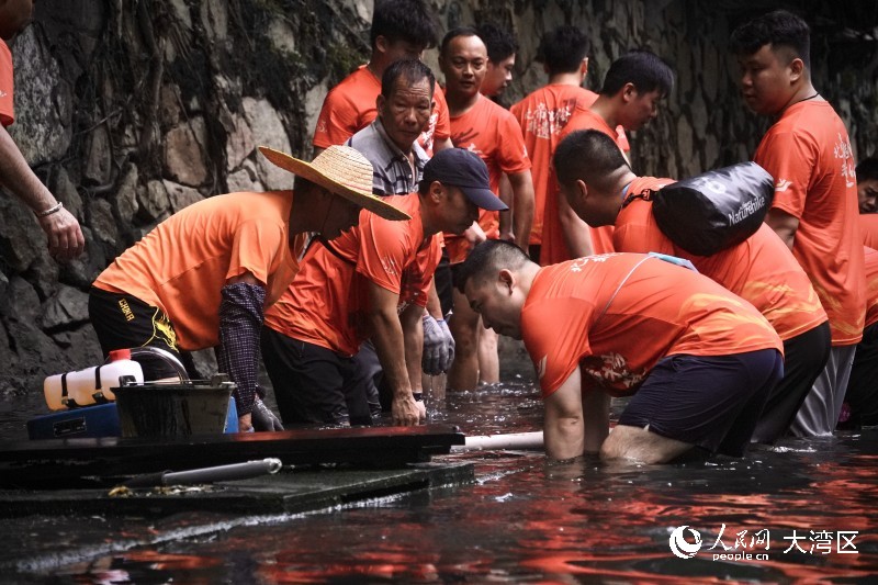 杨箕村村民们正抬升龙船。