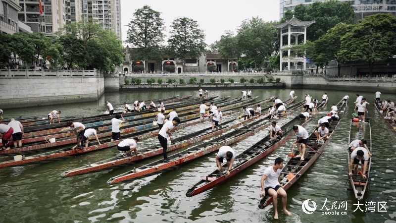 广州猎德村“起龙”迎端午。