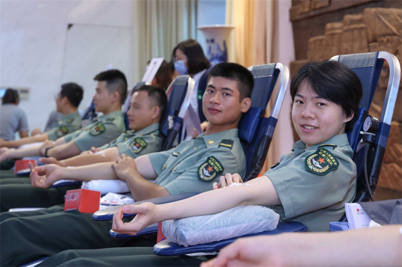 图为驻澳部队官兵们踊跃参与献血活动。