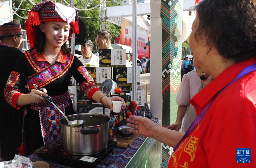 6月3日,市民品尝来自广西的瑶乡恭城油茶。 6月3日,市民品尝来自广西的瑶乡恭城油茶。