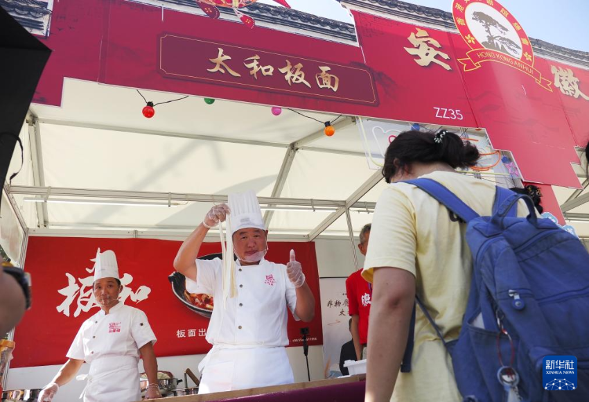 6月3日,厨师在现场制作安徽太和板面。 6月3日,厨师在现场制作安徽太和板面。