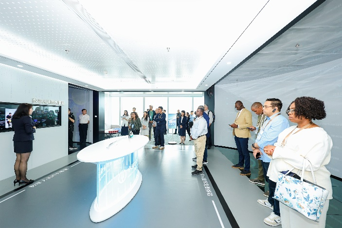 图为参访团深入了解金融科技等领域的最新发展。 图为参访团深入了解金融科技等领域的最新发展。
