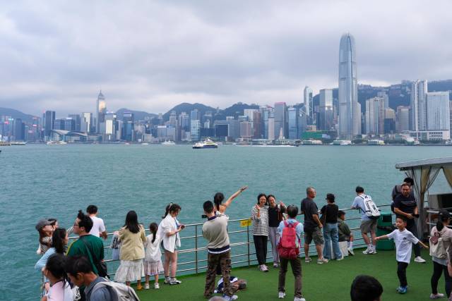游客在香港维多利亚港游览。新华社 发 游客在香港维多利亚港游览。新华社 发